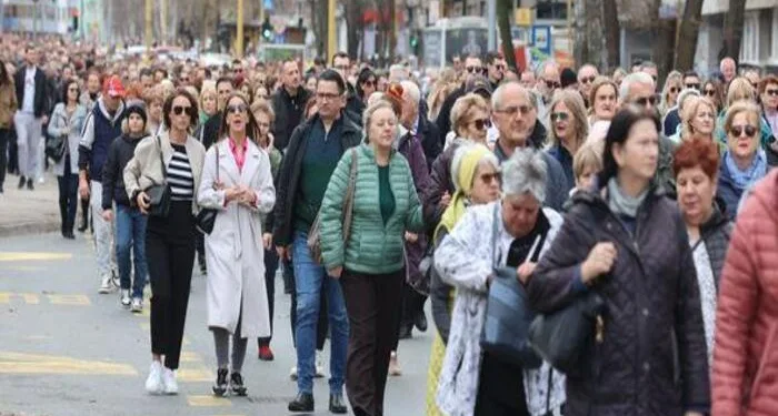 Rijeka ljudi na tuzlanskim ulicama u mirnoj šetnji za ubijenu Amru