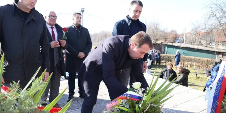 Selak položio cvijeće na spomenik stradalim Srbima u Drakuliću