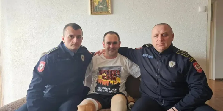 Policajci sugrađaninu dali novac za ortopedska pomagala