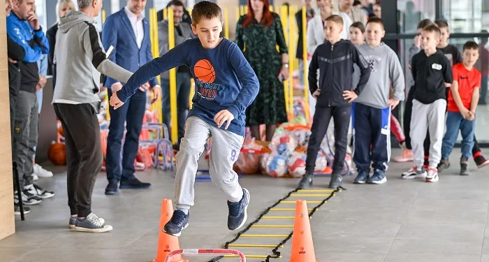 “Razvoj sporta kroz školske sportske sekcije”: Gradonačelnik podijelio sportsku opremu za osnovne škole