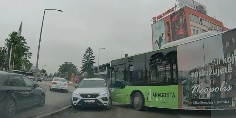 Sudar auta i autobusa u centru Banjaluke, saobraćaj usporen