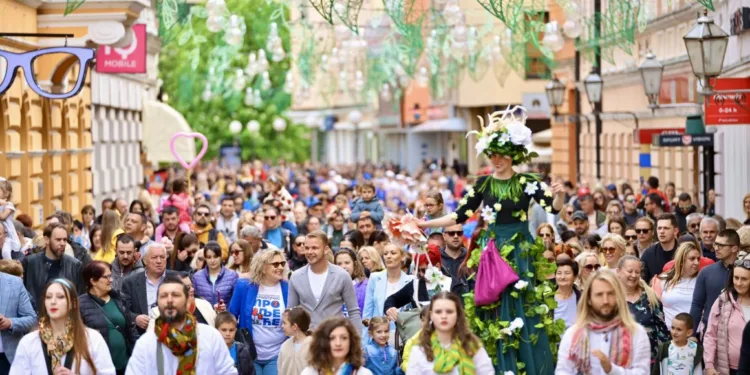 Muzika i ples na ulicama: Počelo “Banjalučko proljeće” (FOTO)