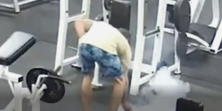 Teg smrskao telefon u teretani, pojavio se bijeli dim (VIDEO)