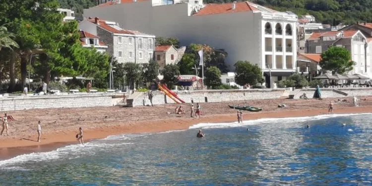 Plaže u Crnoj Gori već u aprilu dobile prve kupače