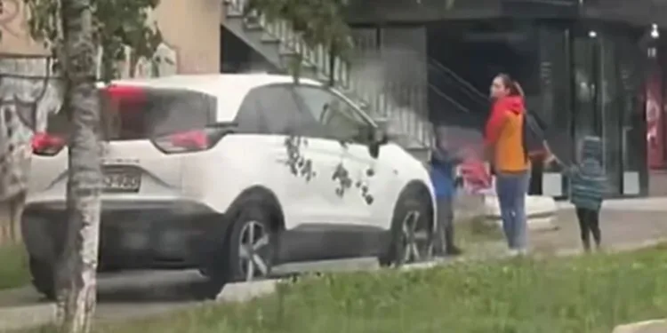 Bahati vozač želio da mu se majka i djeca sklone s trotoara kako bi mogao proći