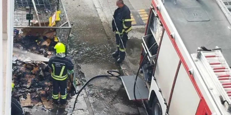 Požar ispred banjalučkog marketa: Gorio papir, intervenisali vatrogasci