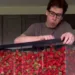 Tvrdi da je jeo jagode 12 sati bez prestanka (VIDEO)