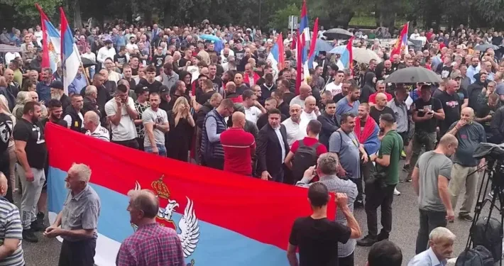 Protest “Zaustavimo izdaju” ispred zgrade Vlade Crne Gore zbog rezolucije o Srebrenici