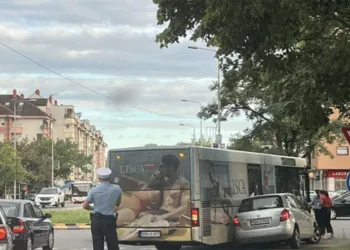 Sudar gradskog autobusa i automobila na Starčevici