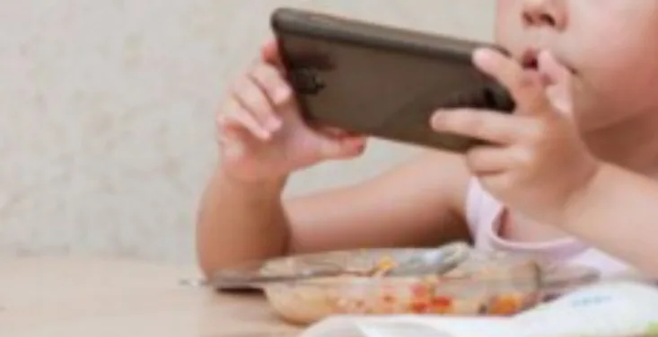 Vi djetetu telefon u ruke, ono vama mir: Koje su posljedice ove razmjene