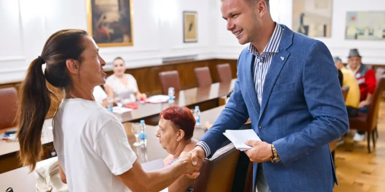 Za poboljšanje uslova stanovanja: Za 12 višečlanih porodica po 5.000 maraka