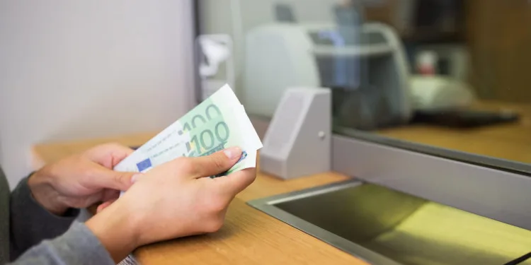 Službenica banke ”zatvorila” kredit i karticu tuđim novcem