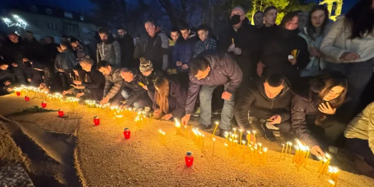 Građani pale svijeće na Cetinju