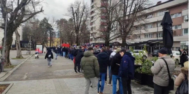 Građani čekaju u redu: Veliko interesovanje za karte za utakmicu Borac – Rapid