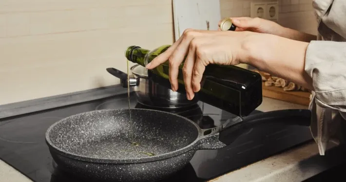 Jednostavan trik kako da hrana ne prska iz tiganja: Potrebno je uraditi samo jednu stvar