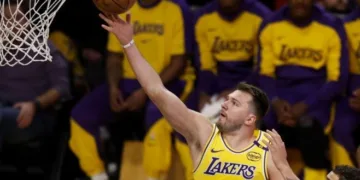 Sjajni Dončić predvodio Lejkerse do trijumfa nad Denverom bez Јokića