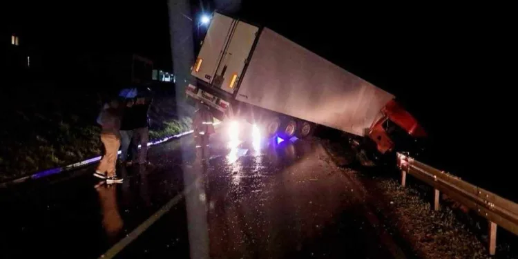 Kamion sletio sa kolovoza kod Gradačca