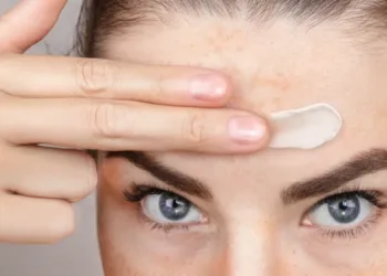 Domaći serum od dva prirodna sastojka protiv tamnih fleka na licu