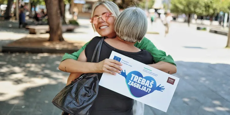 Socijalni radnici dijelili besplatne zagrljaje u Banjaluci