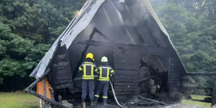 Oglasila se policija o požaru u vikendici suspendovanog tužioca