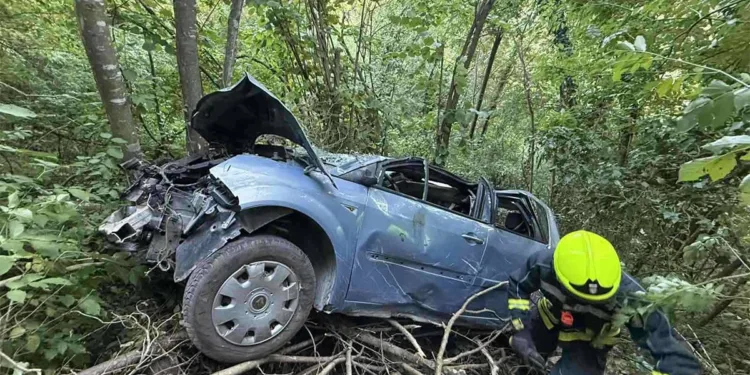Težak udes u Banjaluci, automobil završio u provaliji, povrijeđene dvije osobe