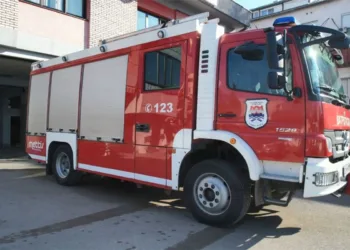 Dječak zaglavio prst na stajalištu u Banjaluci, baka častila vatrogasce