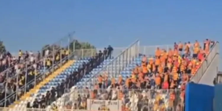 Tenzija i na stadionu u Novom Pazaru: Poljaci skandirali “Kosovo je Srbija” (VIDEO)