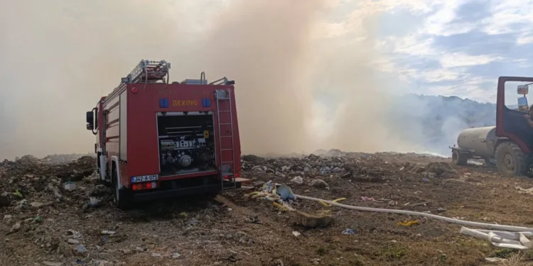 Vatrogasci o požaru na deponiji u Ramićima: Nema opasnosti od izbijanja plamena