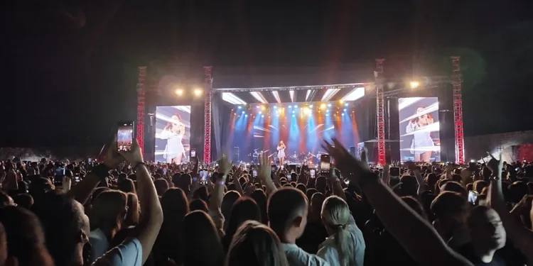 Ceca u Banjaluci održala koncert za pamćenje: Brojna publika i snažna emocija na Kastelu (FOTO)