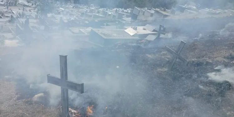 Požar na Novom groblju u Banjaluci, vatra zahvatila grobove