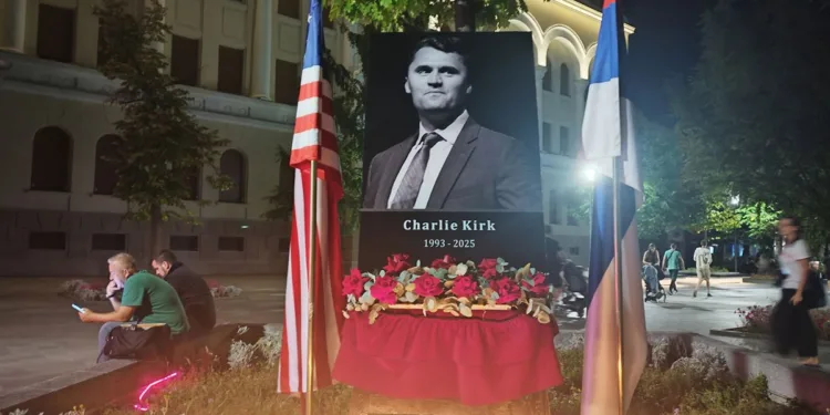 Ispred Palate Republike Srpske upaljene svijeće za Čarlija Kirka