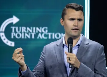 Trampov saradnik Čarli Kirk upucan u Јuti, podlegao povredama