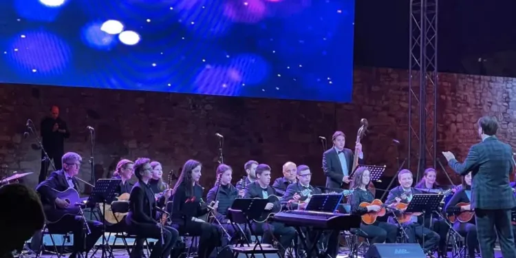 Gradski tamburaški orkestar večeras nastupa u Parku “Mladen Stojanović”