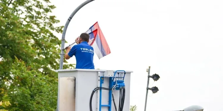 U toku postavljanje zastava Srpske i Srbije na ulice Banjaluke