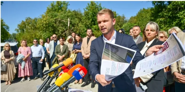Snimak konferencije za novinare gradonačelnika Banjaluke o spornim plakatima na školama
