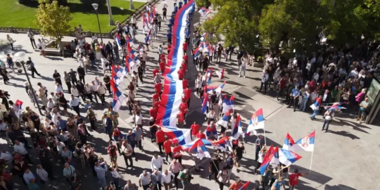 Razvijena zastava duga 120 metara ispred Palate Republike Srpske