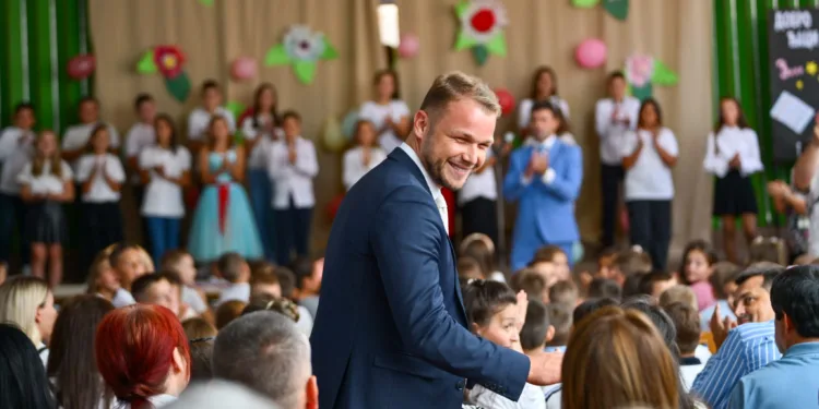 Prvi dan škole: Gradonačelnik posjetio školarce OŠ “Borisav Stanković” i OŠ “Miroslav Antić”