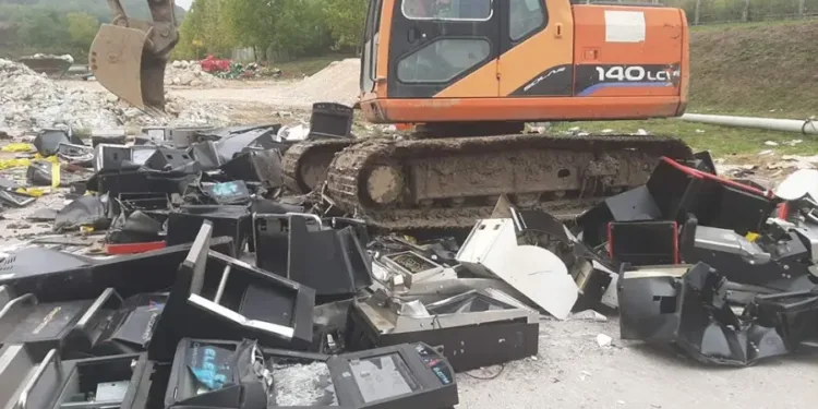 Na deponiji u Ramićima uništeno 96 aparata za ilegalno priređivanje igara na sreću