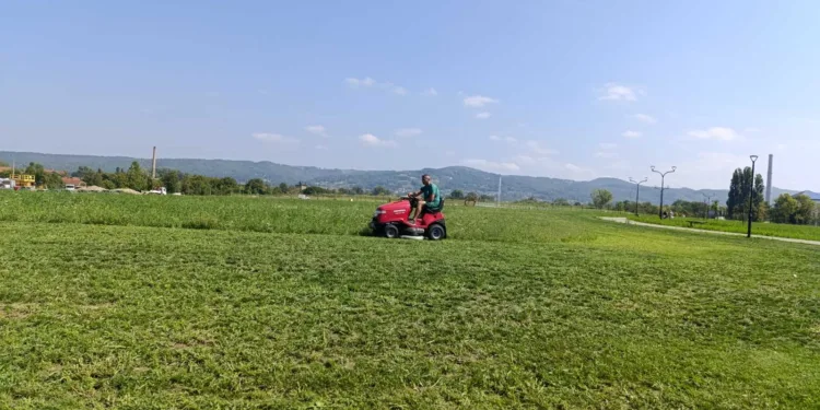 Nastavljene aktivnosti: Košenje, orezivanje i uklanjanje suvih stabala na području grada