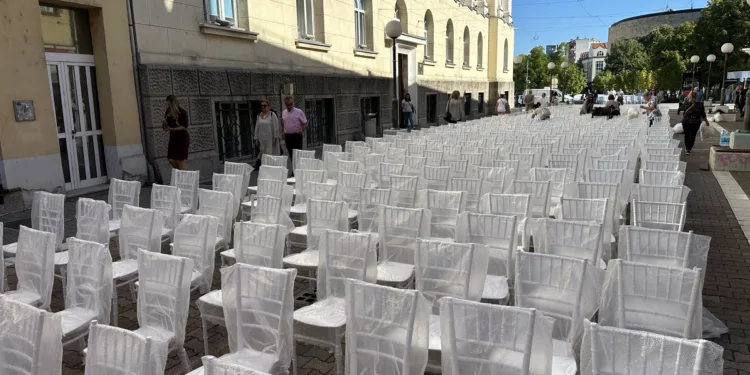 U centru Banjaluke postavljeno 1.616 bijelih stolica za svaku nestalu osobu u ratu