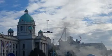 Haos ispred Skupštine Srbije: Starac pucao pa izazvao požar, jedna osoba ranjena