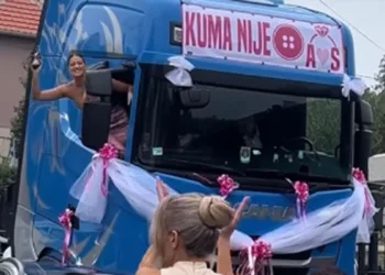 Snimak iz Srbije podijelio javnost: Djevojka puca iz pištolja iz kamiona