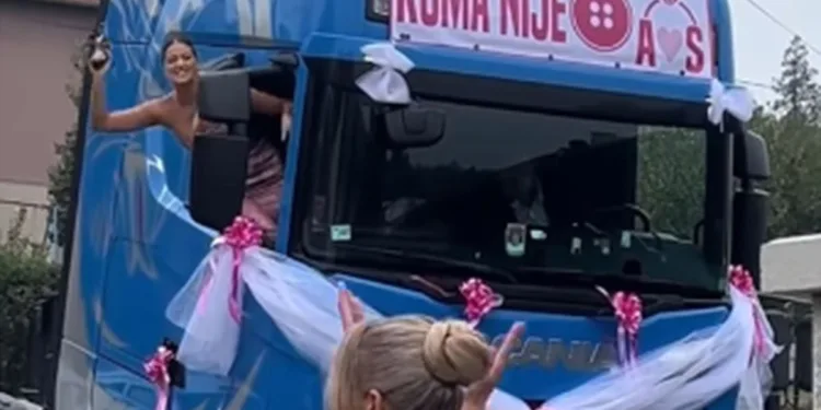 Snimak iz Srbije podijelio javnost: Djevojka puca iz pištolja iz kamiona