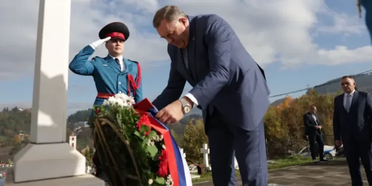 Dodik, Minić i Karan položili vijence na vojničkom groblju u Miljevićima
