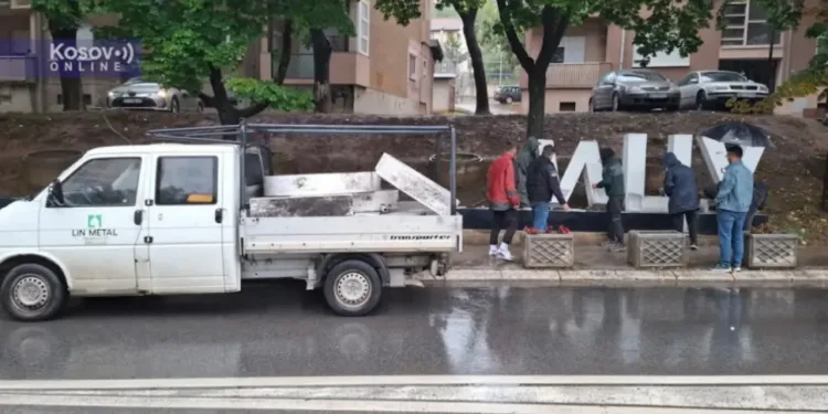 Uklonjen znak “Volim Kosovsku Mitrovicu” ispisan ćirilicom (VIDEO)