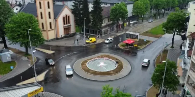 Tragedija u Tesliću: Dimnjačar pao sa krova kuće i poginuo