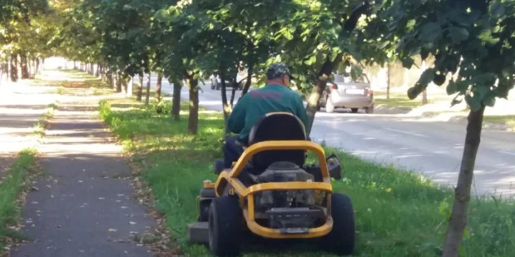 Održavanje zelenih površina: Ekipe kose na više lokacija