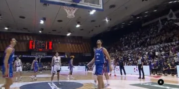 Sramno skandiranje, ratne zastave u Skenderiji (VIDEO)