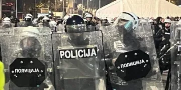 Kordon policije razdvaja građane ispred Skupštine Srbije