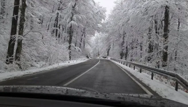 Poledica i ugažen snijeg otežavaju saobraćaj na više dionica